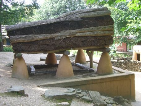 Berg en Dal : Afrika Museum, Freilichtmuseum. Die Toguna ist das "Rathaus" der Dogon, es ist eine rechteckige Konstruktion mit Stützpfählen aus Holz, Lehm oder Steinen, auf denen eine Dachbedeckung von eindrucksvoller Höhe ruht. Das Rathaus ist ein Männerraum, hier wird Recht gesprochen. Das absichtlich niedrig gehaltene Dach will besagen : Nur der sitzende Mensch kann gerechte Entscheidungen treffen, wer wütend aufspringt, stößt sich den Kopf.